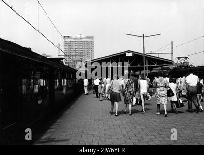 Bild von Badegäste auf der Plattform der N.S. Station Zandvoort aan Zee in Zandvoort aan Zee. Stockfoto