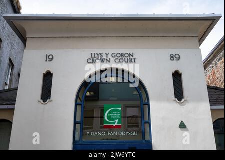 Caernarfon, Großbritannien, 11. Juli 2022: Eingang zum Crown Court in Caernarfon in Nordwales Stockfoto