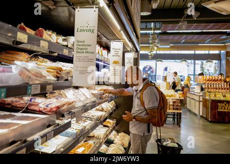 London, Großbritannien. 03. September 2022. Ein Kunde wird gesehen, wie er in einem Supermarkt Produkte auswählt. Die Kosten für Lebensmittel und andere Notwendigkeiten steigen im Vereinigten Königreich und verursachen die größten Lebenshaltungskosten in den letzten Jahrzehnten. Der Verbraucherpreisindex (VPI) stieg in den 12 Monaten bis Juli 2022 um 10,1 %. Die Kosten für Lebensmittel und andere Notwendigkeiten steigen im Vereinigten Königreich und verursachen die größten Lebenshaltungskosten in den letzten Jahrzehnten. Der Verbraucherpreisindex (VPI) stieg in den 12 Monaten bis Juli 2022 um 10,1 %. Kredit: SOPA Images Limited/Alamy Live Nachrichten Stockfoto