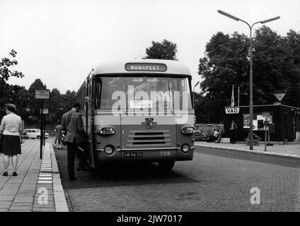 Bild des Leyland-van Hool Autobus Nr. 7318 der V.A.D. Als Liniendienst Nunspeet-Veluwe Randmeer am Stationsplein in Nunspeet. Stockfoto