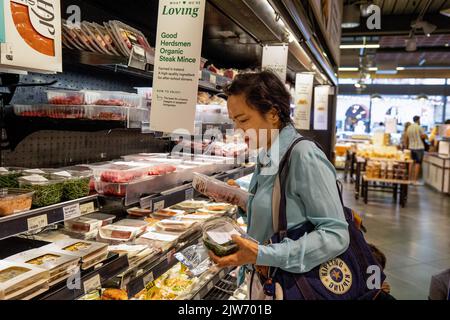 London, Großbritannien. 03. September 2022. Ein Kunde wird gesehen, wie er in einem Supermarkt Produkte auswählt. Die Kosten für Lebensmittel und andere Notwendigkeiten steigen im Vereinigten Königreich und verursachen die größten Lebenshaltungskosten in den letzten Jahrzehnten. Der Verbraucherpreisindex (VPI) stieg in den 12 Monaten bis Juli 2022 um 10,1 %. Die Kosten für Lebensmittel und andere Notwendigkeiten steigen im Vereinigten Königreich und verursachen die größten Lebenshaltungskosten in den letzten Jahrzehnten. Der Verbraucherpreisindex (VPI) stieg in den 12 Monaten bis Juli 2022 um 10,1 %. Kredit: SOPA Images Limited/Alamy Live Nachrichten Stockfoto