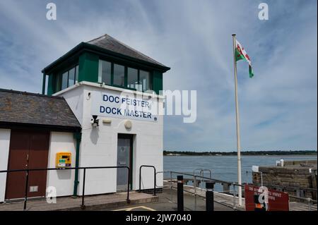 Caernarfon, UK- 11. Juli 2022: Das Dock Master Gebäude in Caernarfon in Nordwales Stockfoto