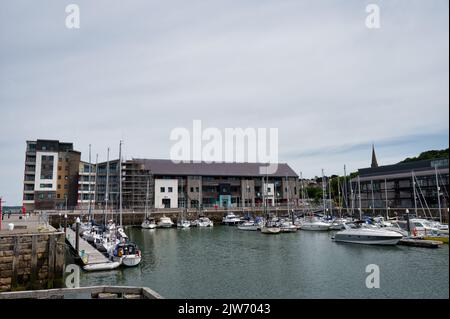 Caernarfon, Großbritannien - 11. Juli 2022: Der Hafen in Caernarfon in Nordwales Stockfoto