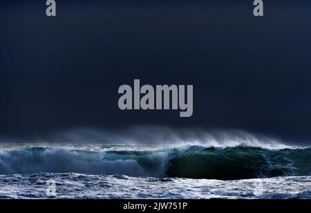 Am Praa Sands Beach Cornwall stürzten die Moody Waves in die Küste. Stockfoto