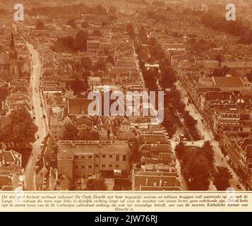 Überblick über den südlichen Teil des Stadtzentrums von Utrecht, vom Domturm (Domplein). Auf der linken Seite die lange Nieuwstraat und die Oudegracht auf der rechten Seite. Stockfoto