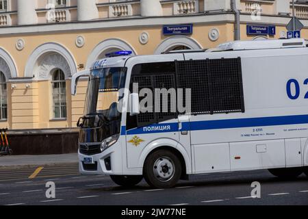 Moskau, Russland. 3.. September 2022. Während einer öffentlichen Aktion in der russischen Stadt fährt ein Polizeiwagen im Zentrum von Moskau Stockfoto