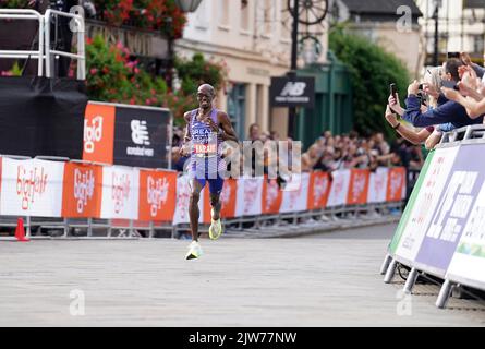 Sir Mo Farah auf dem Weg zum Sieg in der Big Half, die von der Tower Bridge nach Greenwich, London, führt. Bilddatum: Sonntag, 4. September 2022. Stockfoto