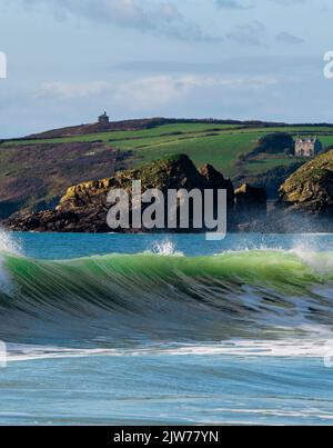 Am Praa Sands Beach Cornwall stürzten die Moody Waves in die Küste. Stockfoto