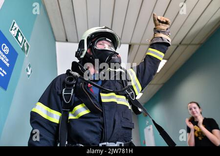 Der kroatische Feuerwehrmann Stjepan Dubac (49) läuft am 3. September 2022 während eines 512-Stufen-Rennens in Zagreb, Kroatien. Alle Teilnehmer dieses Rennens, die die 512 Stufen des Zagrepcanka-Turms im Zentrum der kroatischen Hauptstadt Zagreb hochlaufen, laufen 4 Mal (100 Stockwerke) in voller Feuerwehrausrüstung. Er beendete das Ziel in 29 Minuten und 52 Sekunden Foto: Sandra Simunovic/PIXSELL Stockfoto