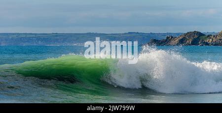 Am Praa Sands Beach Cornwall stürzten die Moody Waves in die Küste. Stockfoto