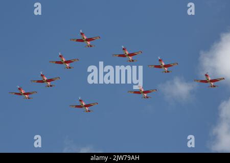 Swiss Air Force PC-7 Team Display kommt für die RIAT Royal International Air Tattoo 2022, Fairford, Großbritannien Stockfoto