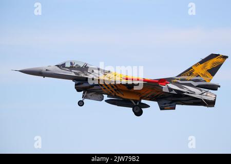 Fairford, Großbritannien, 14.. Juli 2022, Eine belgische General Dynamics F-16 in X Tiger-Lackierung kommt für das RIAT Royal International Air Tattoo an. Stockfoto