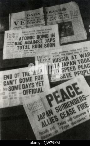 Bild der englischen Zeitungen Daily Mirror und Daily Herald, die nach der Kapitulation Japans am 15. August 1945 auf der Titelseite das Ende des Zweiten Weltkriegs verkündeten. Stockfoto