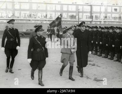 Bild der Ehrengarde des Waards der W. A. (Wetterabteilung der nationalsozialistischen Bewegung), von F. Schmidt (Generalkommissar zur besonderen Verwendung), anlässlich vermutlich eines Treffens der N.S.B. auf dem Gelände des Gemüse- und Obstversteigerungsgebäudes (Croeselaan) in Utrecht; außerdem V.L.N.R. A. J. Zondervan (Kommandant der W.A), Kaffka Dlerer (Verbotschef der W.A.) und C. van Geelkerken (stellvertretender Anführer der N.S.B.). Stockfoto