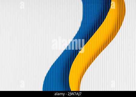 Struktur aus blauem, gelbem und weißem Wellpapier. Geometrische Formen und Linien. Minimalistischer Hintergrund. Flach liegend. Speicherplatz kopieren. Stockfoto