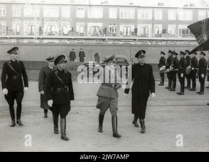 Bild der Ehrengarde des Waards der W. A. (Wetterabteilung der nationalsozialistischen Bewegung), von F. Schmidt (Generalkommissar zur besonderen Verwendung), anlässlich vermutlich eines Treffens der N.S.B. auf dem Gelände des Gemüse- und Obstversteigerungsgebäudes (Croeselaan) in Utrecht; außerdem V.L.N.R. A. J. Zondervan (Kommandant der W.A), unbekannt, Kaffka Dlerer (Verbotschef der W.A.) und C. van Geelkerken (stellvertretender Anführer der N.S.B.). Stockfoto