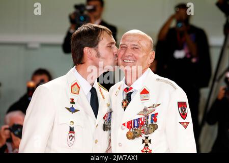 Mario Falak und Charles Eismayer besuchen am 03. September 2022 die Premiere von „Master Gardener“ während des Internationalen Filmfestivals von Venedig 79. im Palazzo del Cinema am Lido in Venedig, Italien. Stockfoto
