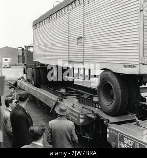 Bild der Platzierung eines Anhängers eines LKW auf einem speziellen Wagen der S.N.C.F. Auf dem Gelände des Veilinghaven in Utrecht, während einer Demonstration des sogenannten Kangourou- oder Hukepack-Transports. Stockfoto