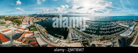 Panorama-Luftaufnahme der Bucht von Cascais in der Region Lissabon, Portugal Stockfoto