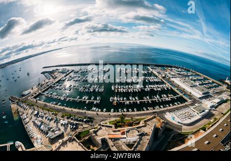 Panorama-Luftaufnahme der Cascais Marina in der Region Lissabon, Portugal Stockfoto