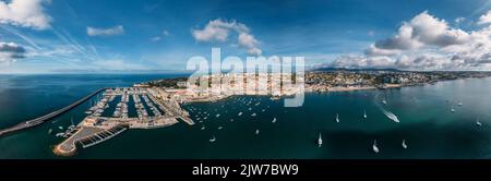 Panorama-Luftaufnahme der Bucht von Cascais in der Region Lissabon, Portugal Stockfoto