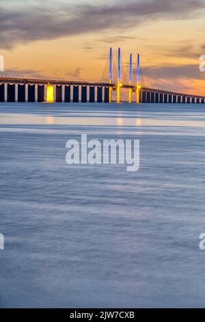 Die ikonische Oresund-Brücke zwischen Dänemark und Schweden nach Sonnenuntergang Stockfoto