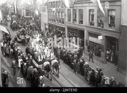Bild der Parade anlässlich des 25-jährigen Jubiläums von Koningin Wilhelmina in der Nobelstraat in Utrecht mit zwei Wagen des Vereins Het Oranjark. Im Hintergrund die Häuser Nobelstraat 1 (rechts) hoger. Stockfoto
