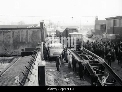 Bild der Platzierung von Lkw auf Schienenfahrzeugen (sogenannter Kangourou-Transport) während einer Demonstration auf der Wilhelminakade in Rotterdam. Stockfoto