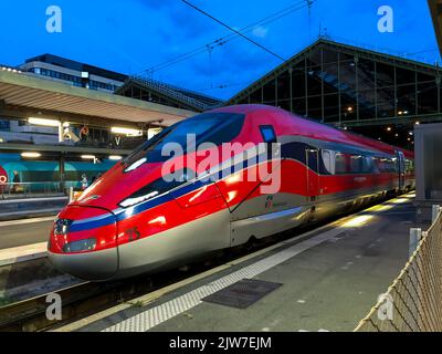 Paris, Frankreich, französischer Bahnhof, Gare de Lyon, TGV-Hochgeschwindigkeitszug, italienischer Zug, Unternehmen, Trenitalia, EUROPA-ZUG Stockfoto