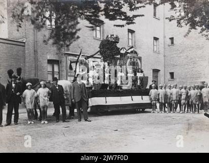 Bild der Festwagen des Vereins 'Het Oranjark' in Utrecht, kurz vor oder nach der historischen Prozession anlässlich des 25-jährigen Jubiläums der Königin Wilhelmina, hinter der Stadsschouwburg (Vredenburg 70) in Utrecht. Stockfoto