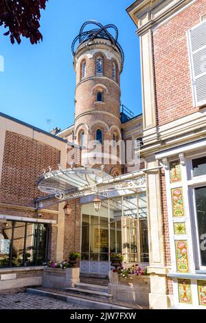 Eingangshalle des ehemaligen privaten Herrenhauses von Jules Verne mit Turm in Amiens, Frankreich. Stockfoto