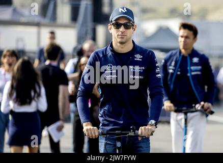 ZANDVOORT - Nichola Latifi (Williams) und Alexander Albon (Williams) treffen am 4. September 2022 in Zandvoort, Niederlande, vor dem Großen Preis der Niederlande F1 auf dem Circuit van Zandvoort ein. KOEN VAN WEEL Stockfoto