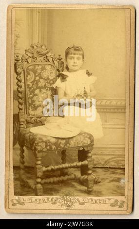 Porträt von Helena Josephina Elisabeth ('Lena') Smit, geboren am 28. Juni 1885 in Leiden, Tochter von Christiaan Smit und Adriana Elisabeth Smit-doove.zehn Meter weiter stehend. Stockfoto