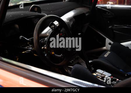 Interieur eines klassischen Rennwagens mit Vintage-Lenkrad und Armaturenbrett Stockfoto