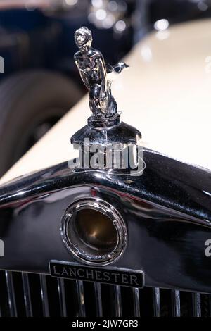 Chrom Lanchester Maskottchen auf Motorhaube eines Oldtimers mit detaillierten Metallarbeiten Stockfoto