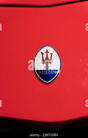 Maserati Trident-Emblem auf der roten Motorhaube des Sportwagens Stockfoto