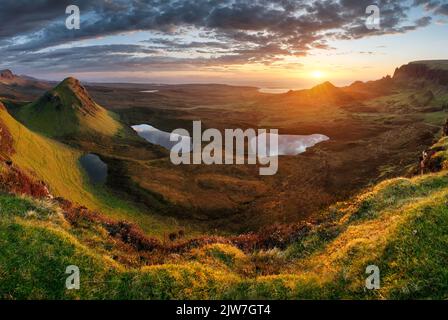 Landschaft - dramatischer Sonnenaufgangshimmel über den Quiraing-Hügeln auf der Halbinsel Trotternish auf der Isle of Skye im schottischen Hochland Stockfoto