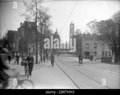 Blick auf die Mariaplaats in Utrecht mit dem Domturm im Hintergrund (Domplein). Stockfoto