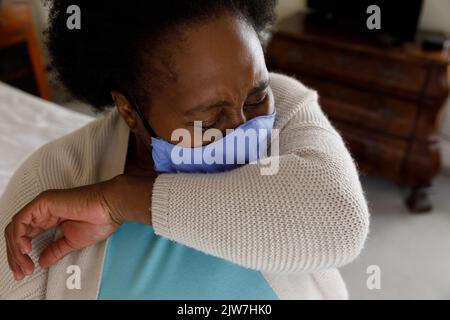 Ältere afroamerikanische Frau, die Zeit zu Hause verbringt Stockfoto