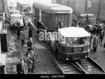 Bild der Platzierung von Lkw auf Schienenfahrzeugen (sogenannter Kangourou-Transport) während einer Demonstration auf der Wilhelminakade in Rotterdam. Stockfoto