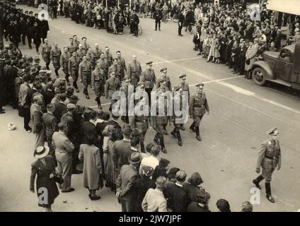 Bild einer Delegation aus dem Kreis Utrecht der N.S.D.A.P. (National-Socialist German Workers Party) mit dem Chef von Prof. dr. O. Nieseschulz, der in der Trauerprozession von Jac spaziert. Janse, watchmaster der W.A. (Wetterabteilung), in der lange Viestraat in Utrecht. Stockfoto