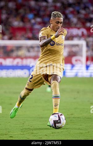 Sevilla, Spanien. 03. September 2022. Raphinha (22) des FC Barcelona beim LaLiga Santander-Spiel zwischen dem FC Sevilla und dem FC Barcelona im Estadio Ramon Sanchez Pizjuan in Sevilla. (Foto: Gonzales Photo/Alamy Live News Stockfoto