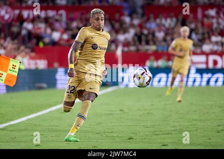 Sevilla, Spanien. 03. September 2022. Raphinha (22) des FC Barcelona beim LaLiga Santander-Spiel zwischen dem FC Sevilla und dem FC Barcelona im Estadio Ramon Sanchez Pizjuan in Sevilla. (Foto: Gonzales Photo/Alamy Live News Stockfoto