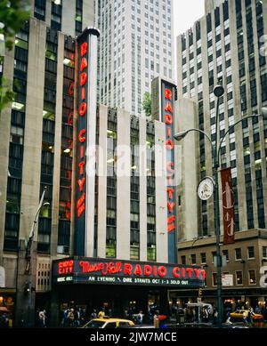 New York 1980s, Radio City Music Hall Building, Avenue of the Americas, 6. Avenue, Manhattan, New York City, NYC, NY, USA, Stockfoto