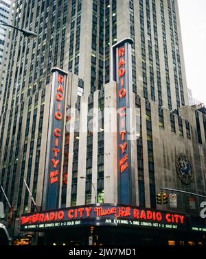 New York 1980s, Radio City Music Hall Building, Avenue of the Americas, 6. Avenue, Manhattan, New York City, NYC, NY, USA, Stockfoto