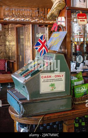 Alte mechanische Registrierkasse, nur mit Schildergeld Stockfoto