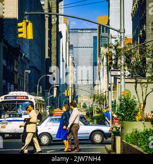 New York, 1980s, Park Avenue South, Fußgängerüberweg, Panam-Gebäude in der Ferne, Manhattan, New York City, NYC, NY, USA, Stockfoto