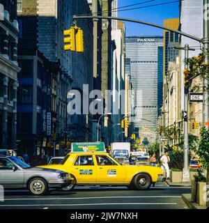 New York, 1980s, Park Avenue South, gelbes Taxi, Autos, Fahrzeugverkehr, Panam-Gebäude in der Ferne, Manhattan, New York City, NYC, NY, USA, Stockfoto