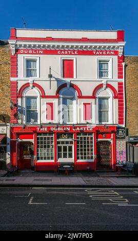Das Dublin Castle Äußere des Pubs am Parkway, Camden Town, London Borough of Camden, Greater London, England, Vereinigtes Königreich Stockfoto