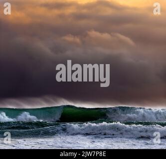 Am Praa Sands Beach Cornwall stürzten die Moody Waves in die Küste. Stockfoto